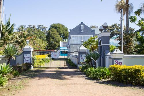 ストームス・リバーにあるStorms River Self Catering Apartmentsの門前の私道