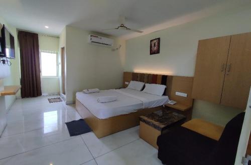 Postel nebo postele na pokoji v ubytování Sri SUBHAMASTHU GRAND