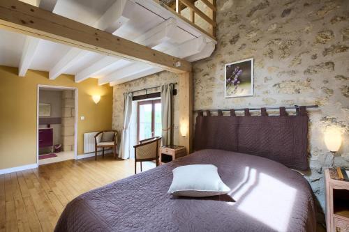 1 dormitorio con 1 cama grande en una habitación en La Grange d'Oustaud, en Vérac