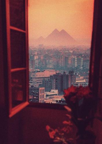 widok na miasto z otwartego okna w obiekcie sun 3 pyramids view inn w Kairze