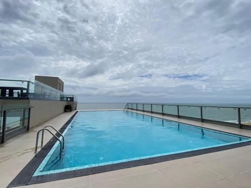 Bazén v ubytování Ocean Front View Luxury Seascape by Andrew Marian IT Company nebo v jeho okolí