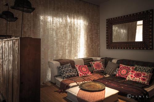 a living room with a couch and a mirror at Villa Nao in Roxton Falls