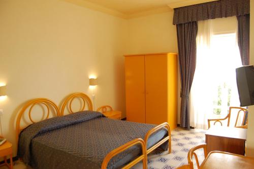 Ліжко або ліжка в номері Hotel Giardino Sul Mare