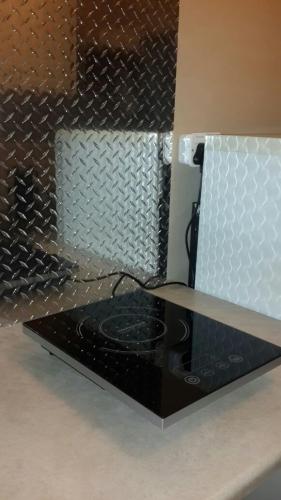a black counter top with a metal wall at Bellevue Resort Stilbaai Nr.7 in Stilbaai