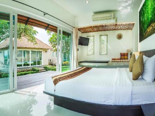 Ban Rai Khlong SaiLucerne Villa Resort的一间卧室，配有一张大床和一扇大窗户。