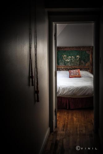 an open door to a bedroom with a bed at Villa Nao in Roxton Falls