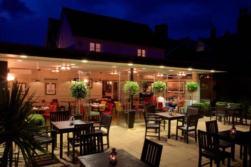 Un restaurante o sitio para comer en The Talbot Inn