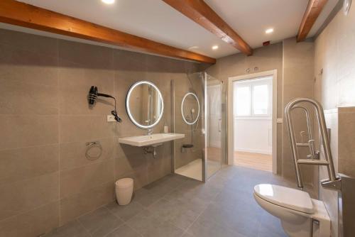 Ένα μπάνιο στο ALAIA ROOMS, Apartamentos Turísticos 0002