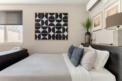 ein Schlafzimmer mit einem weißen Bett und einer Couch in der Unterkunft Stay Portland - Modern Portland Studio - Food Carts & Local Shops in Portland