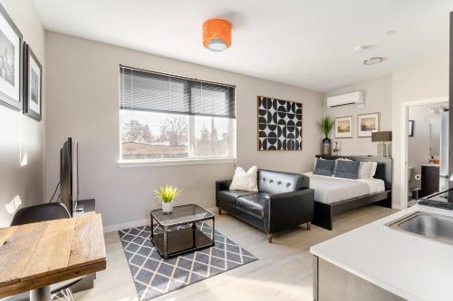 ein Wohnzimmer mit Sofa und Tisch in der Unterkunft Stay Portland - Modern Portland Studio - Food Carts & Local Shops in Portland