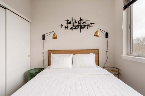 - une chambre avec un lit blanc et deux lumières dans l'établissement Stay Portland - Retro Modern 2-Bedroom with 90 WalkScore, à Portland