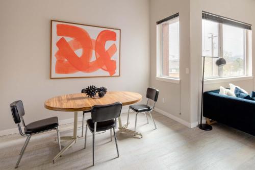 un salon avec une table, des chaises et un canapé dans l'établissement Stay Portland - Retro Modern 2-Bedroom with 90 WalkScore, à Portland