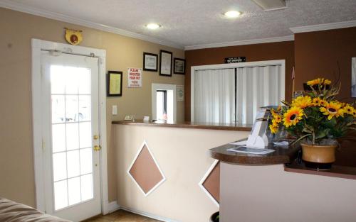 a salon with a counter with flowers on it at Savannah Motel in Savannah