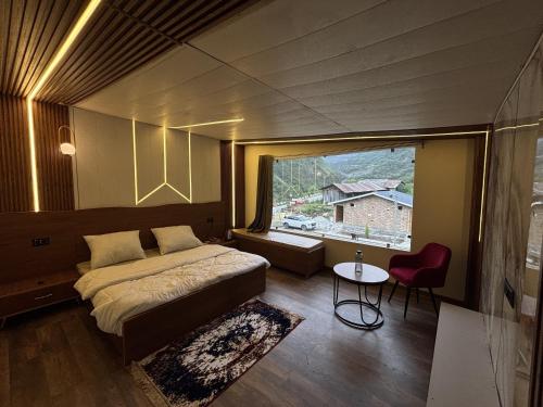 Postel nebo postele na pokoji v ubytování The Nawalam Swiss Resort Yamunotri