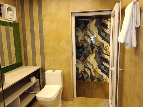 Koupelna v ubytování The Nawalam Swiss Resort Yamunotri