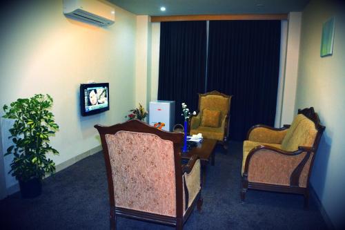Una televisión o centro de entretenimiento en Fareeq Hotel