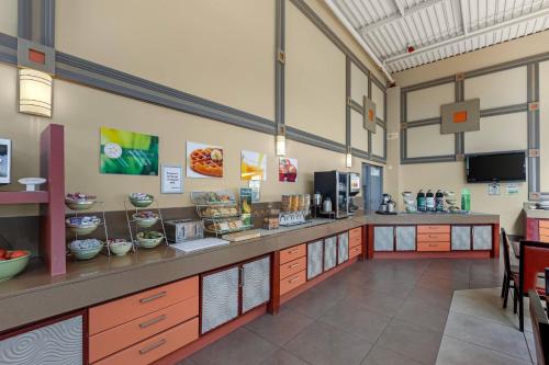 Kuchyň nebo kuchyňský kout v ubytování Quality Inn & Conference Centre