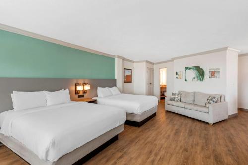 Postel nebo postele na pokoji v ubytování Comfort Inn & Suites Ormond Beach Oceanfront