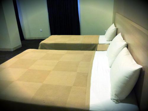 Una cama o camas en una habitación de Fareeq Hotel