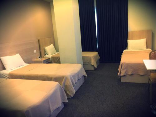 Una cama o camas en una habitación de Fareeq Hotel