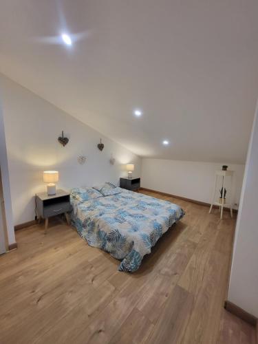 Saint-Martin-de-BrômesLa douceur du verdon的一间卧室配有一张床、两个床头柜和一张四柱床