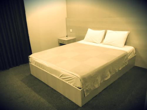 Una cama o camas en una habitación de Fareeq Hotel
