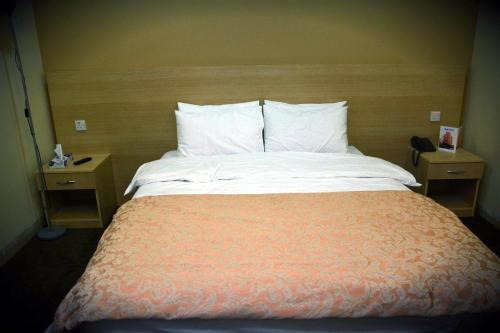 Una cama o camas en una habitación de Fareeq Hotel