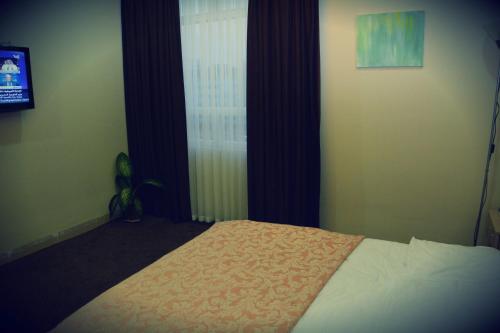 Una cama o camas en una habitación de Fareeq Hotel