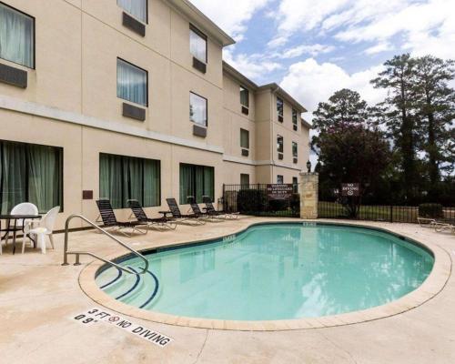 ハンツビルにあるQuality Suites Huntsville Near Universityの建物の前の大きなプール