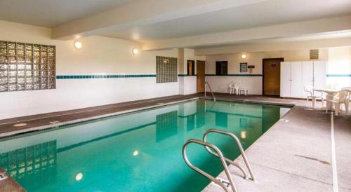 KeizerにあるRodeway Inn Salem Northgateの建物内の青い水の大きなプール