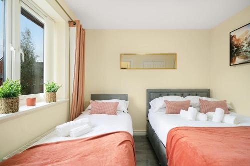 due letti in una stanza con finestra di 3 BR 5 Beds 3 Bath Private Garden Parking x2 Ideal for Family & Work Stays ad Amersham