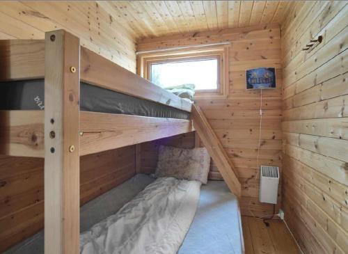 Una pequeña cabaña con dos literas. en Arnoya basecamp, en Skjervøy