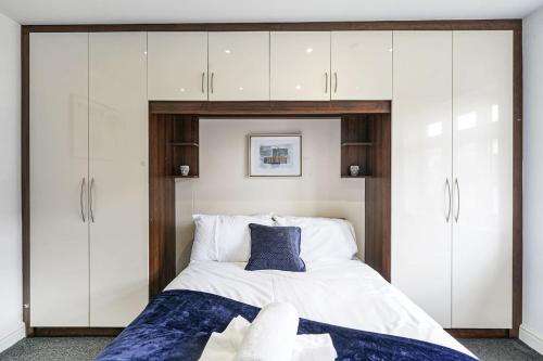 En eller flere senge i et værelse på 4BR 6Beds 3 Bath Private Parking Garden Kings Cross 25 min & Harry Potter