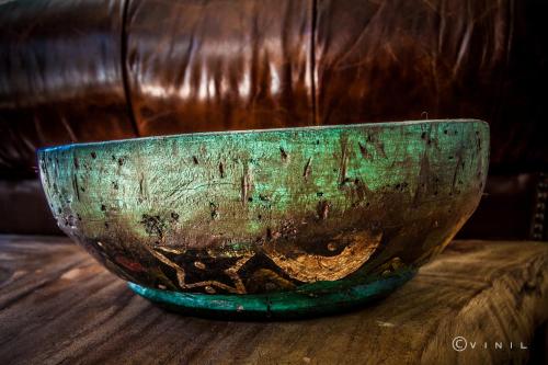 a green bowl sitting on top of a table at Villa Nao in Roxton Falls