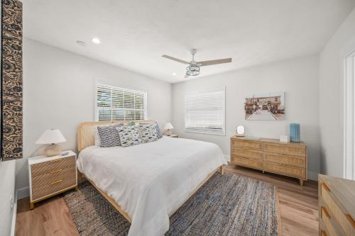 Giường trong phòng chung tại A Wave From It All - New Luxury Renovated Home Heated Pool Cabana Hammock Walk to Beach