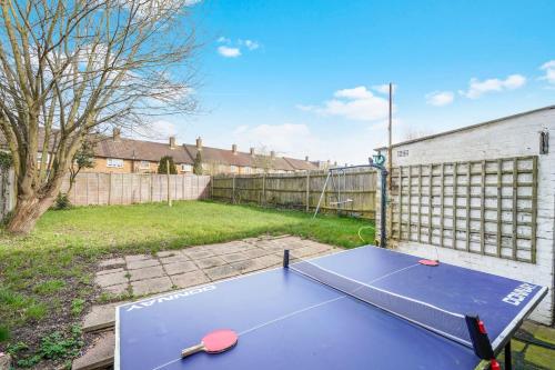 eine Tischtennisplatte im Hinterhof eines Hauses in der Unterkunft 3BR 6 Beds Garden Parking x3 Kings Cross 25 mins & Harry Potter Studios in Borehamwood