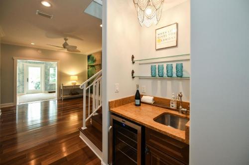 Köök või kööginurk majutusasutuses Casa Mariposa - Luxury Butterfly Garden Steps to Pine Ave PoolSpa Bikes 4 Houses to Beach