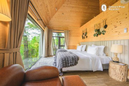 Postel nebo postele na pokoji v ubytování Trang An Golf and Resort