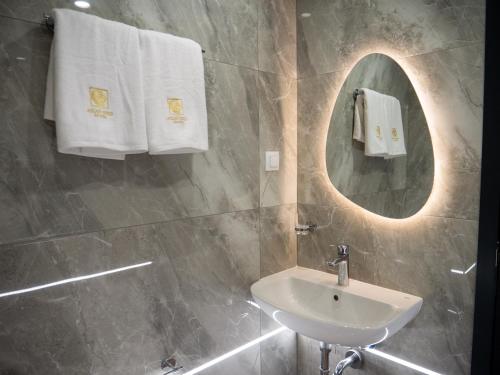 Bilik mandi di Aslan Gold Hotel