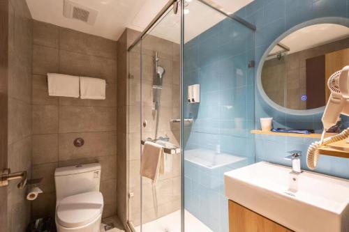 une salle de bain avec une douche, des toilettes et un lavabo dans l'établissement Home Inn Nanjing Railway Station Xiaoshi Metro Station, à Nankin