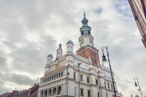 a building with a tower on top of it at Apartamenty Schoeps Residence by Noclegi Renters in Poznań