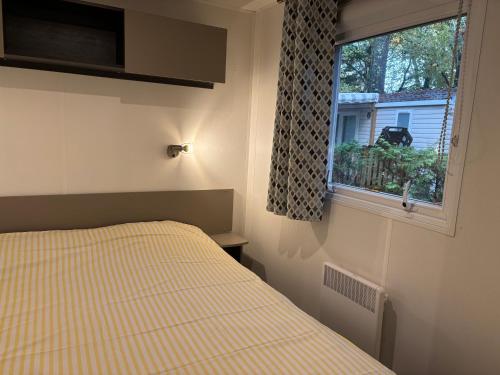Ένα ή περισσότερα κρεβάτια σε δωμάτιο στο Mobil-home 8 personnes proche plage et foret
