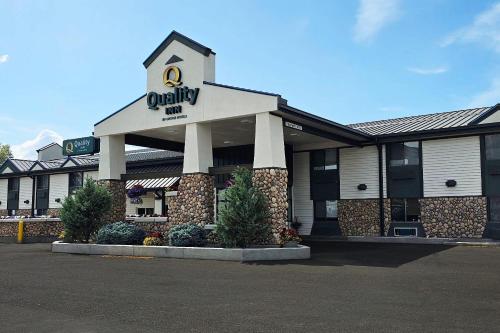 ディロンにあるQuality Inn Dillon I-15の「ユニティ・イン」と書かれた看板のある建物