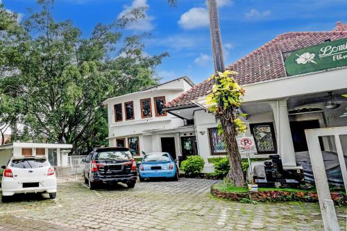バンドンにあるHotel O Bandung near Stadion Siliwangi formerly The Ethnic Hotel Bandungの車が停まった家