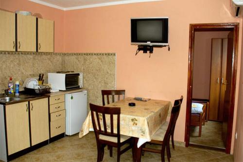 Kuchyň nebo kuchyňský kout v ubytování Apartments Gojkovic