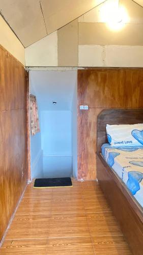 una piccola camera con due letti in barca di Rinjani Edelweis Homestay a Tetebatu