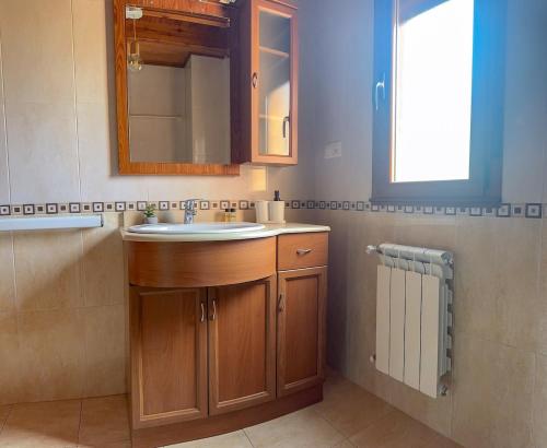 a bathroom with a sink and a mirror at El Rincon de Onís in Bobia de Abajo