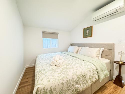 Postel nebo postele na pokoji v ubytování Cozy Designer Guesthouse with Style - RE