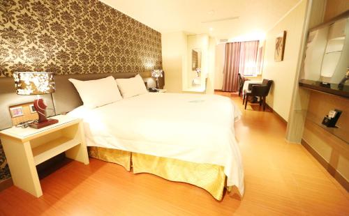 Postel nebo postele na pokoji v ubytování Grand Earl Hotel