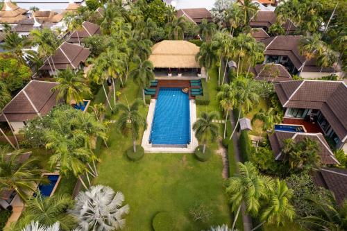 une vue aérienne d'un complexe hôtelier avec piscine dans l'établissement Green Garden Villa Hotel, à Nai Harn Beach